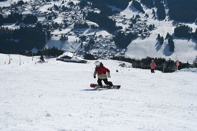 BASI level 2 snowboard exam, Les Gets, snowboarder turning on steep terrain, Peak Leaders
