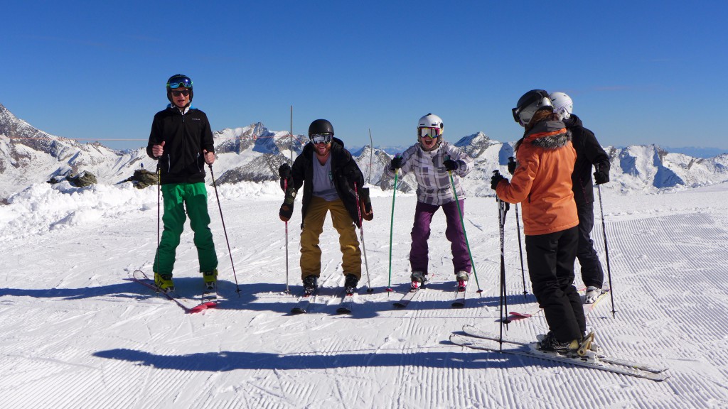 4 trainee snowboard instructors trying their hand at skiing